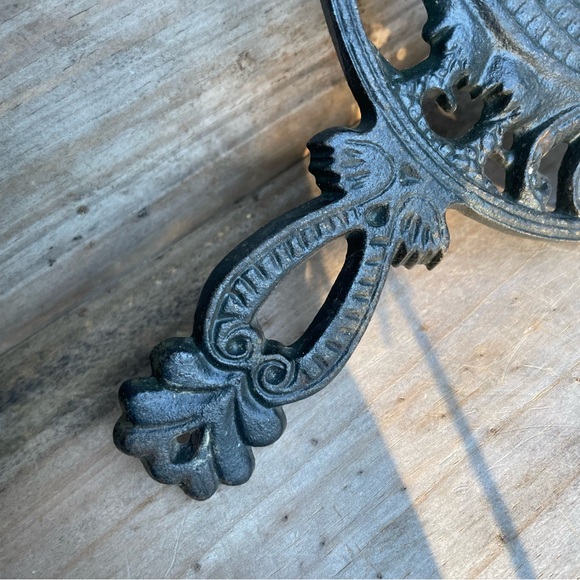 Vintage Cockerel Heavy Cast Iron Handled Decorative Trivet - Picture 9 of 11